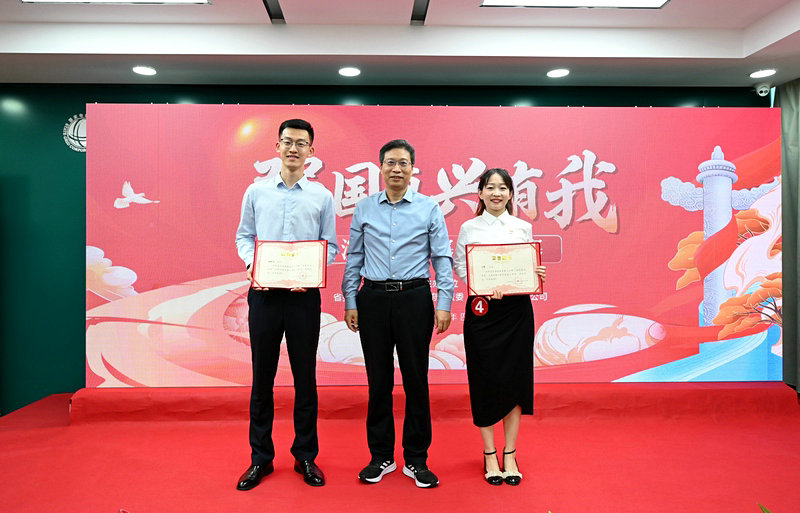 與會(huì)領(lǐng)導(dǎo)為李慧（右一）頒獎(jiǎng).png