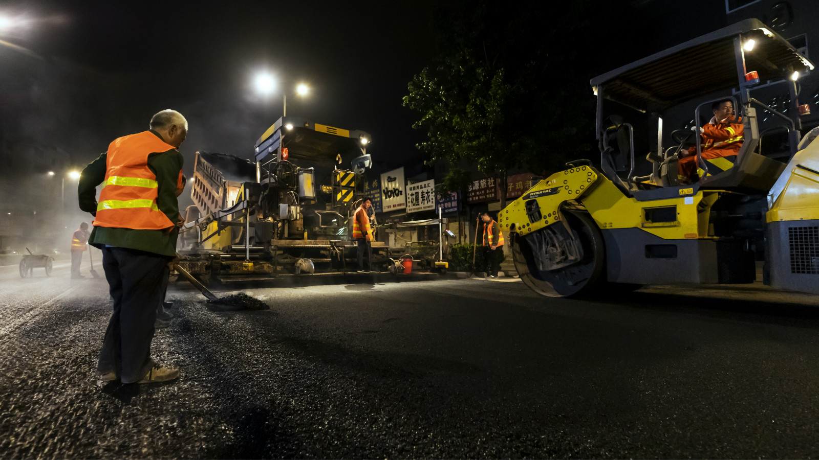 04  現(xiàn)代筑路工-易建國(guó)2019年5月14日拍攝于開封市宋門?，F(xiàn)在的道路施工早已擺脫了繁重的體力勞動(dòng)，現(xiàn)代化的施工設(shè)備加快了施工的進(jìn)度，提高了工程質(zhì)量。_meitu_4.jpg